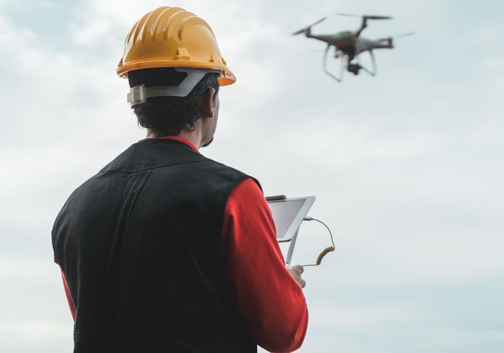 ALT: piloto de drone realizando mapeamento aéreo profissional